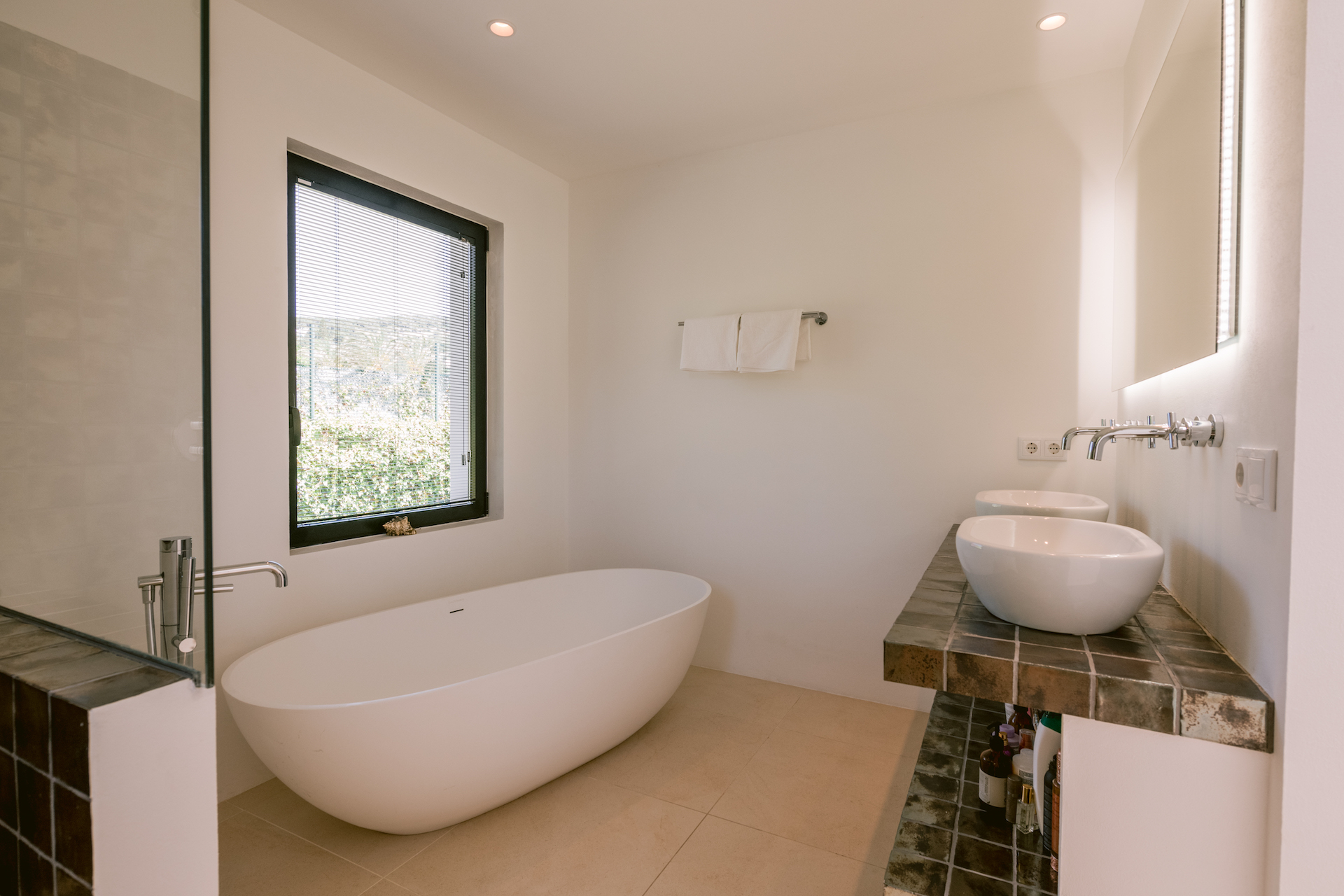 Resa Estates Ibiza te koop for sale huis villa Jesus bathroom tub.jpg